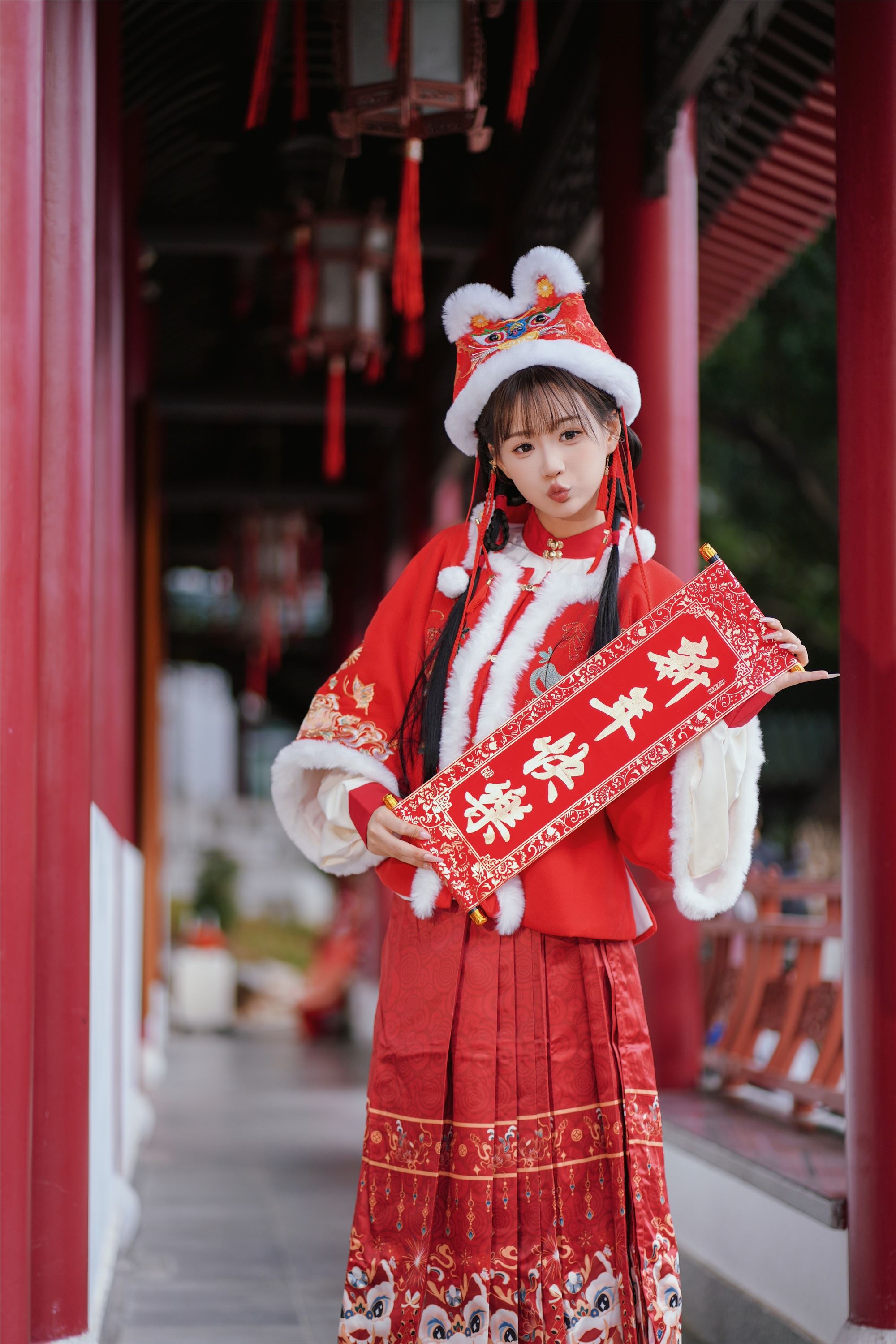 YITUYU艺图语 2025.01.31 红韵倩影 · 新年少女写真 甜心小鹿